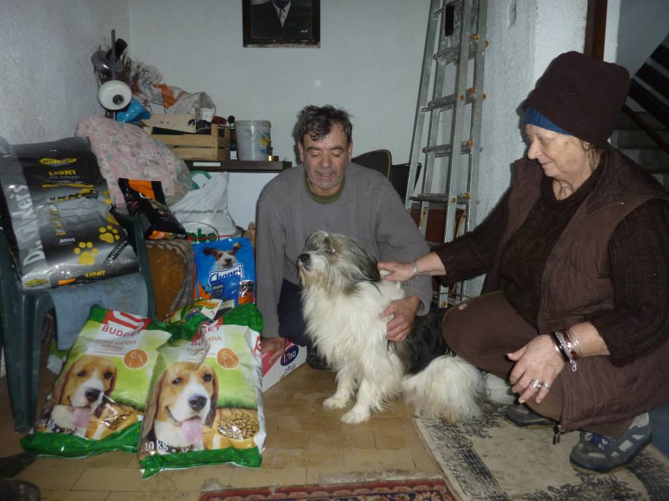 Predaja donirane hrane za ljudi in živali družini iz Prijedora